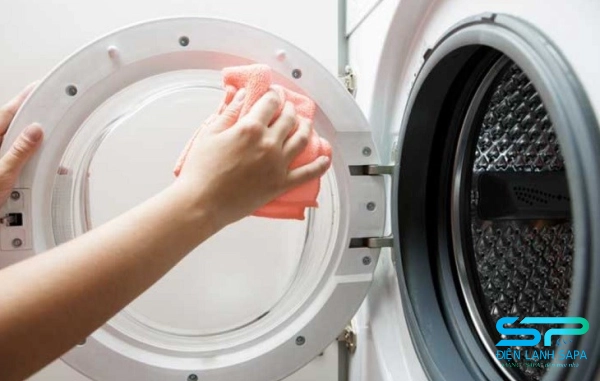 Vệ sinh kính cửa máy giặt giúp loại bỏ cặn bẩn và nấm mốc