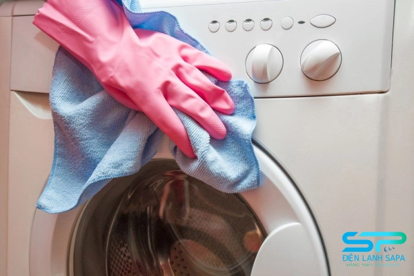 Lau chùi vỏ máy giặt giúp giữ được vẻ đẹp sáng bóng, mang lại thẩm mỹ cho không gian sống