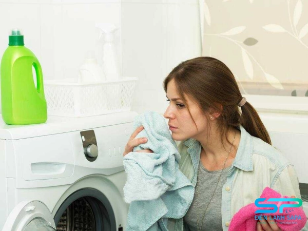 Máy giặt bẩn ẩm mốc gây mùi hôi, làm quần áo sau giặt vẫn ám mùi, ảnh hưởng sức khỏe