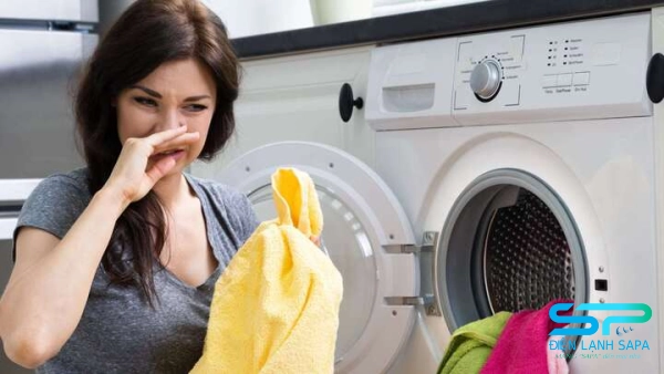 Máy giặt có mùi hôi, cặn bẩn, xả nước chậm, quần áo bám xơ vải là dấu hiệu cần vệ sinh ngay