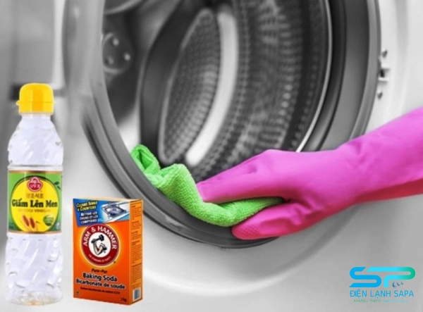 Máy giặt cửa trên: ngâm nước ấm với giấm và baking soda 30 phút, chạy chu trình giặt dài nhất