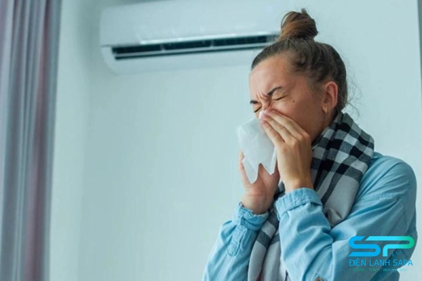 Máy lạnh không vệ sinh định kỳ dễ tích tụ vi khuẩn, nấm mốc, bụi mịn – gây viêm đường hô hấp.