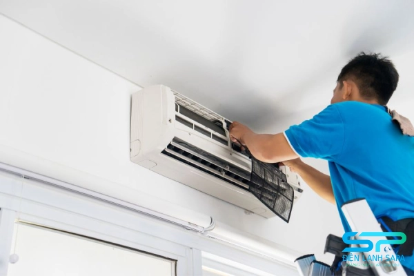 Mở nắp dàn lạnh và chuẩn bị vệ sinh