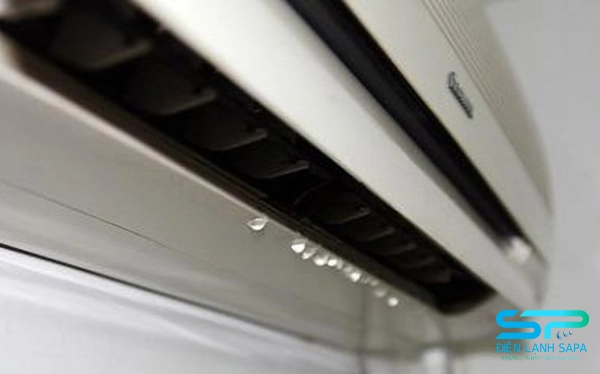 Máy lạnh bị chảy nước do bám bụi – dấu hiệu cần vệ sinh máy lạnh Quận 1 ngay