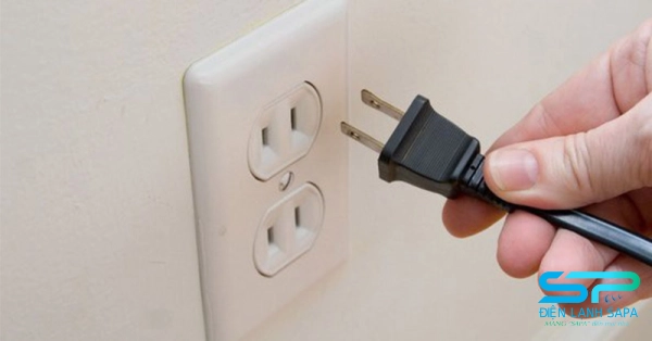 Ngắt kết nối hoàn toàn với nguồn điện trước khi bắt đầu vệ sinh