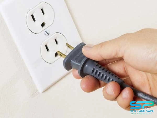 Ngắt nguồn điện kết nối với điều hòa