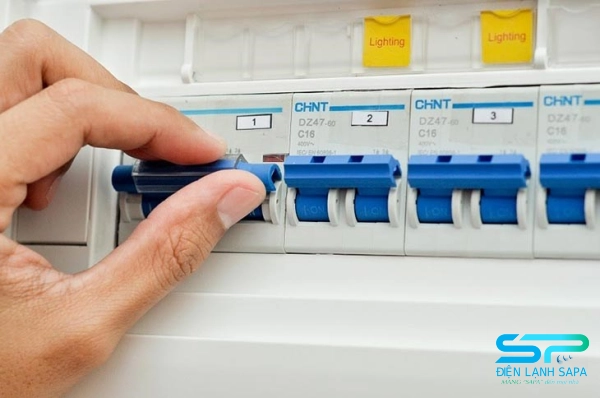 Ngắt nguồn điện trước khi vệ sinh máy lạnh