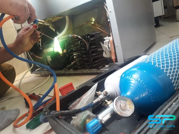 Kiểm tra tình trạng thiếu gas tủ lạnh bằng que diêm theo phương pháp kỹ thuật an toàn