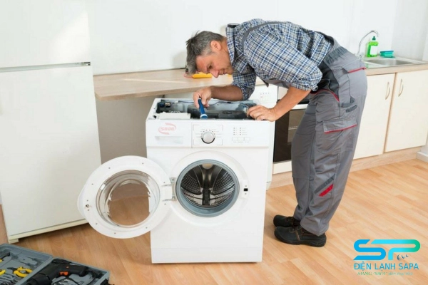 Nhân viên có chuyên môn sẽ giúp bạn kiểm tra và vệ sinh máy giặt một cách nhanh chóng và cẩn thận