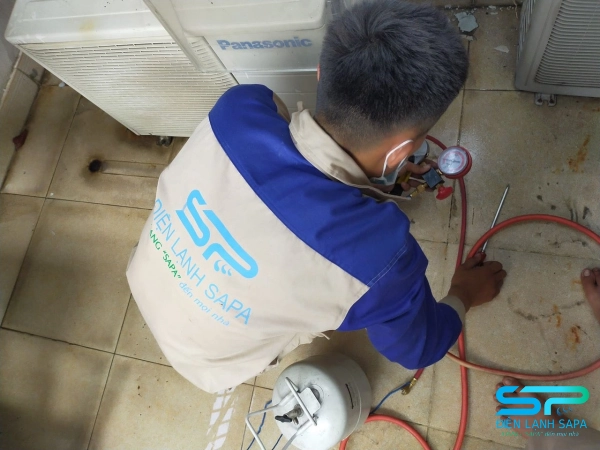 Nhân viên đang tiến hành nạp gas tại nhà cho khách hàng