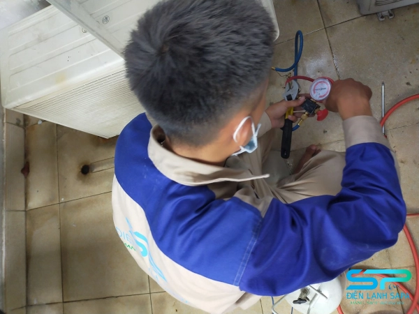 Nhân viên Điện Lạnh SAPA bơm gas máy lạnh đúng kỹ thuật tại nhà