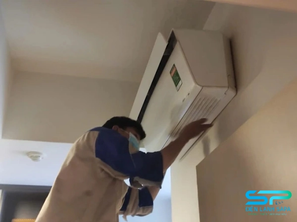 Nhân viên điện lạnh Sapa kiểm tra tổng thể hệ thống máy lạnh