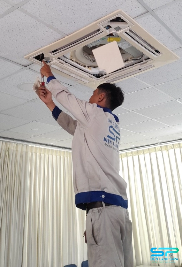 Nhân viên Điện Lạnh SAPA sửa chữa máy lạnh đúng kỹ thuật tại nhà Quận Tân Phú, đảm bảo an toàn và hiệu quả