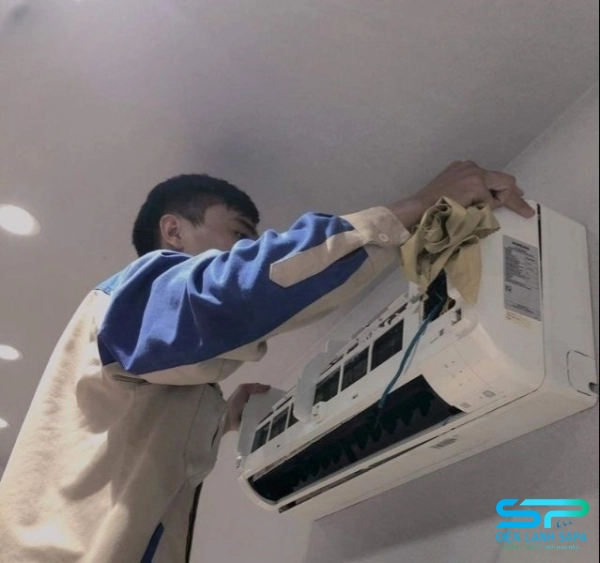 Kỹ thuật viên vệ sinh lưới lọc gió máy lạnh giúp máy hoạt động hiệu quả hơn