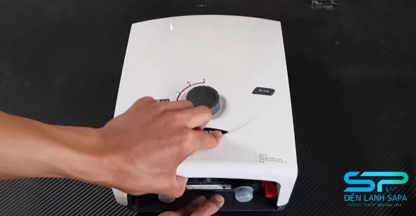 Nút điều chỉnh nhiệt độ máy nước nóng Ariston bị hỏng