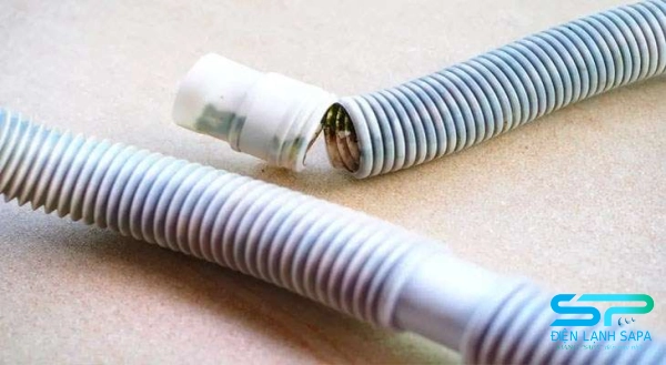 Ống nước bị tuột ra bên ngoài khiến máy giặt chảy nước khi xả