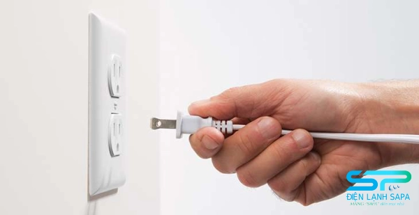 Phích cắm điện bị lỏng cũng là một nguyên nhân khiến tủ lạnh không vào điện