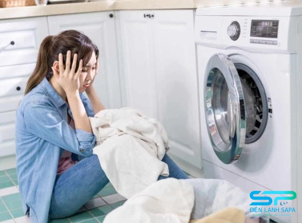 Quần áo còn mùi, lồng có cặn, máy hôi ẩm, kêu to hay xả chậm đều báo máy cần vệ sinh ngay