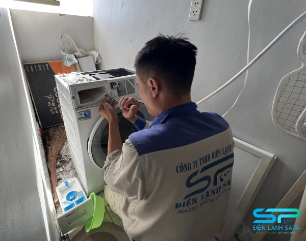 Quy trình vệ sinh máy giặt SAPA: kiểm tra, tháo rửa cặn bẩn, diệt khuẩn, vệ sinh lồng giặt, lắp lại và chạy thử.