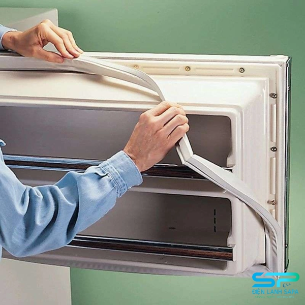 Ron cao su bị hư cũng chính là một nguyên nhân gây ra tình trạng tủ lạnh bị chảy nước ngăn đá