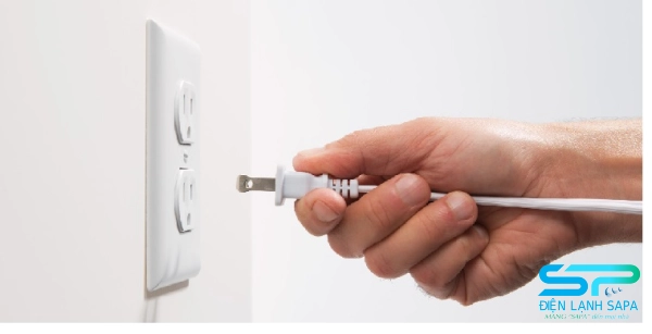 rút nguồn tủ lạnh khỏi ổ cắm