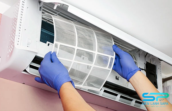 Tháo lưới lọc bụi và vệ sinh bằng nước sạch khi bảo trì máy lạnh tại nhà