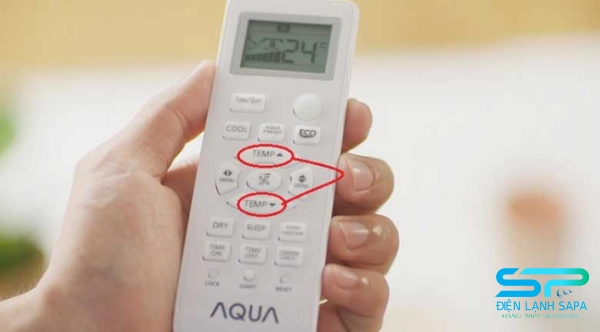 Thao tác mở remote điều hòa Aqua bị khóa khá đơn giản