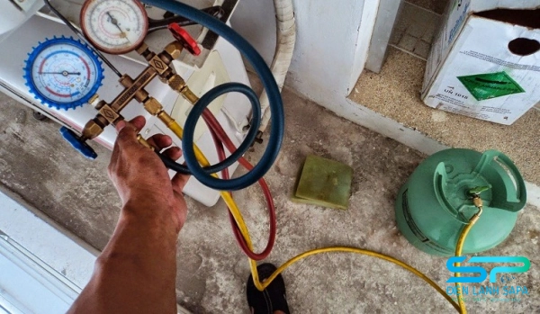 thao tác nạp gas R410A