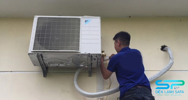 Tháo và kiểm tra ống xả nước của máy lạnh