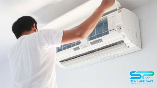 Tháo vỏ máy lạnh là thao tác cần thiết trong quy trình vệ sinh máy lạnh Sharp