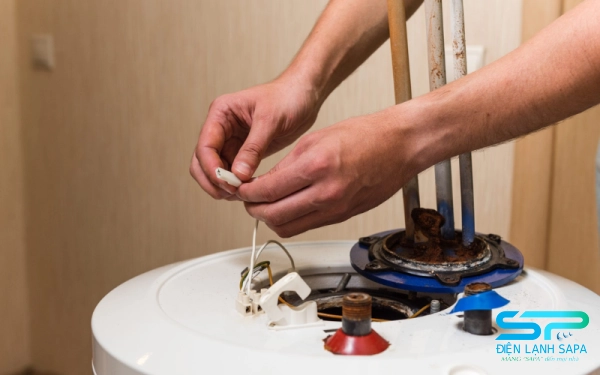 Thiết bị bị rò rỉ điện vào nước gây giật điện