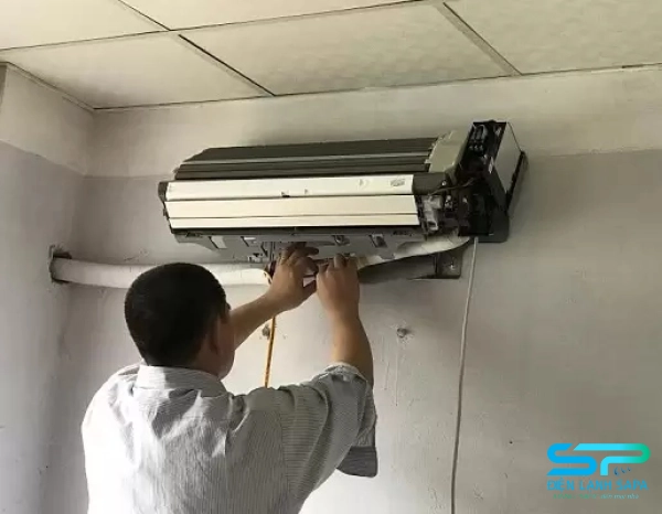 Tự tháo lắp máy lạnh giúp tiết kiệm chi phí nhưng dễ rò gas, hỏng ống đồng và không có bảo hành