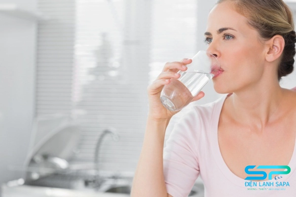 Uống nước thường xuyên để giảm khô da khi ở trong phòng điều hòa