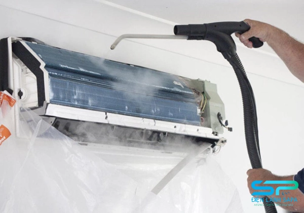 Vệ sinh dàn lạnh của thiết bị