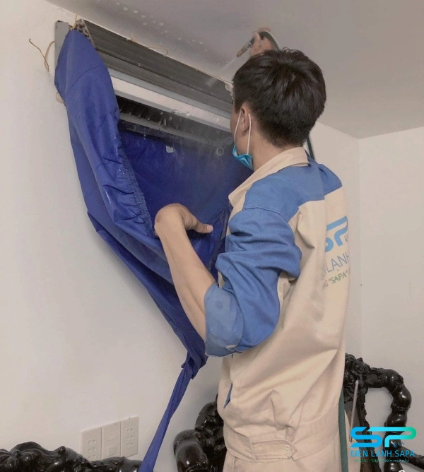 Vệ sinh dàn lạnh, dàn nóng sạch sẽ và khắc phục rò rỉ gas trước khi bơm đảm bảo an toàn