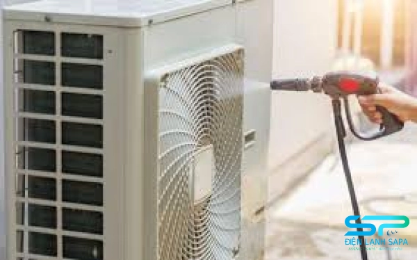 Vệ sinh dàn nóng của thiết bị