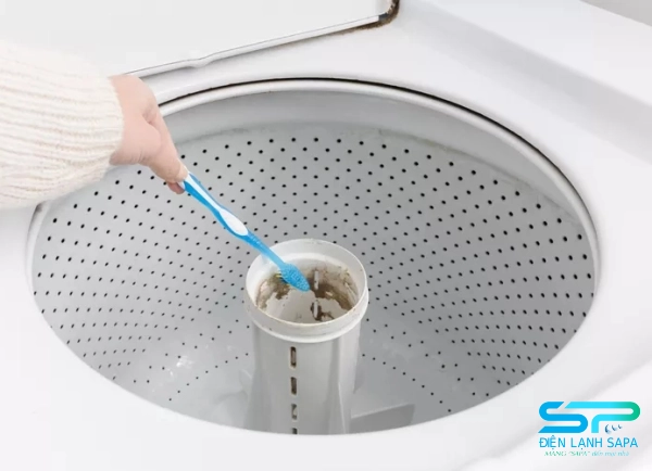 Làm sạch lưới lọc xơ vải trong máy giặt giúp máy hoạt động hiệu quả hơn