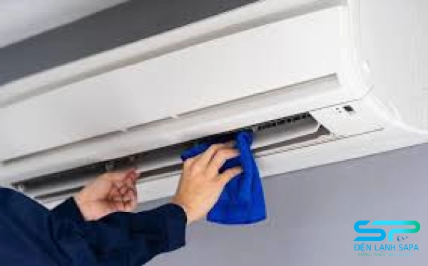 Vệ sinh lớp mặt nạ máy lạnh Daikin