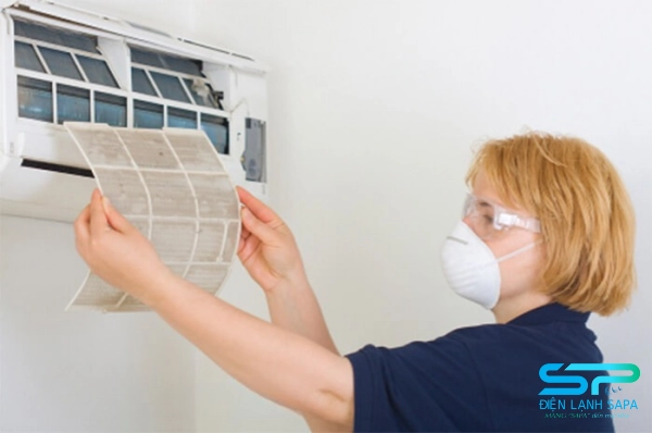 Kỹ thuật viên vệ sinh máy lạnh định kỳ tại nhà cho hộ gia đình ở Quận 11
