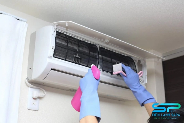 Vệ sinh sạch sẽ dàn lạnh và cảm biến nhiệt độ