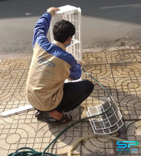 Vệ sinh sơ bộ & kiểm tra thật kỹ máy lạnh