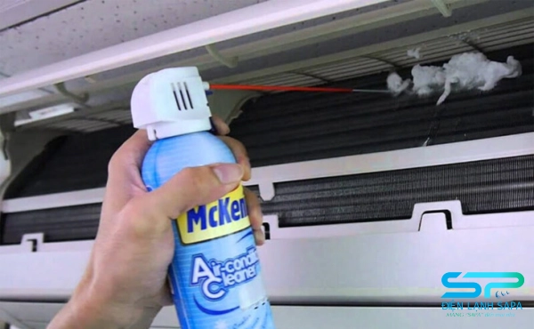Xịt vệ sinh bên trong máy lạnh