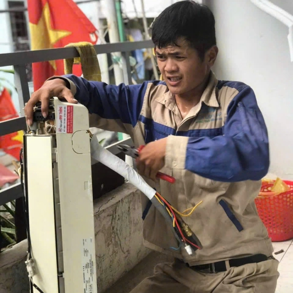 Vệ sinh dàn lạnh và khử mùi máy lạnh bị hôi tại shop thời trang Quận 1 TP.HCM