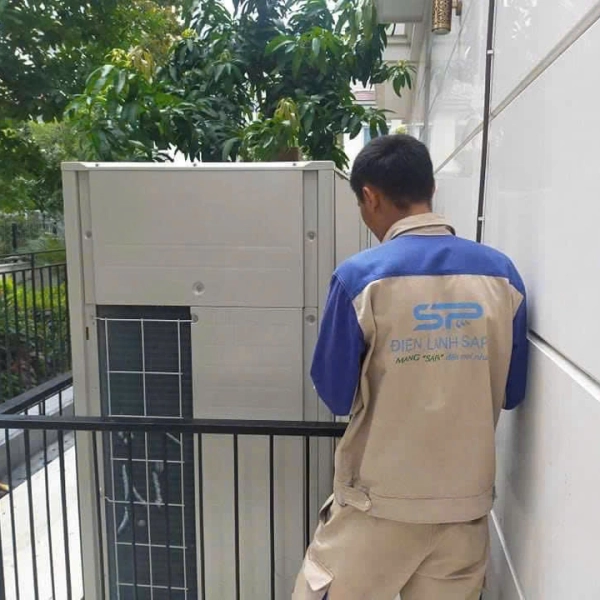 Kỹ thuật viên cân chỉnh quạt lồng máy lạnh bị rung và kêu to tại văn phòng Quận Tân Bình