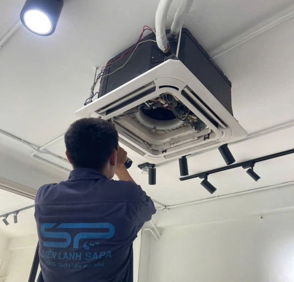 Thợ sửa máy lạnh thông ống thoát nước bị nghẹt gây chảy nước tại nhà phố Quận 8 TP.HCM