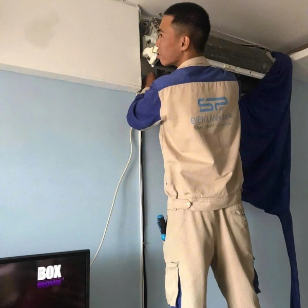 Kỹ thuật viên kiểm tra và nạp gas R32 cho máy lạnh không lạnh tại căn hộ Quận 7 TP.HCM