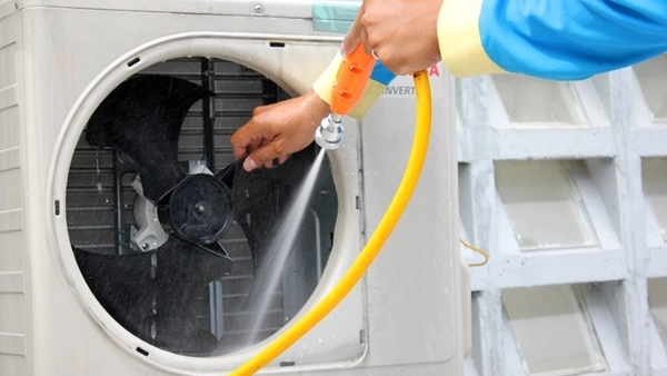 Hướng dẫn cách vệ sinh cục nóng máy lạnh cực đơn giản tại nhà