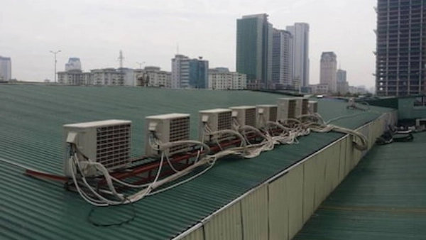 Cục nóng máy lạnh để ngoài trời có sao không?