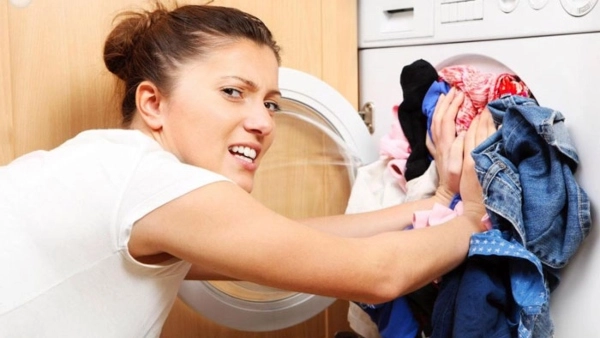 Quần áo bị rách sau khi giặt máy do đâu? Cách khắc phục