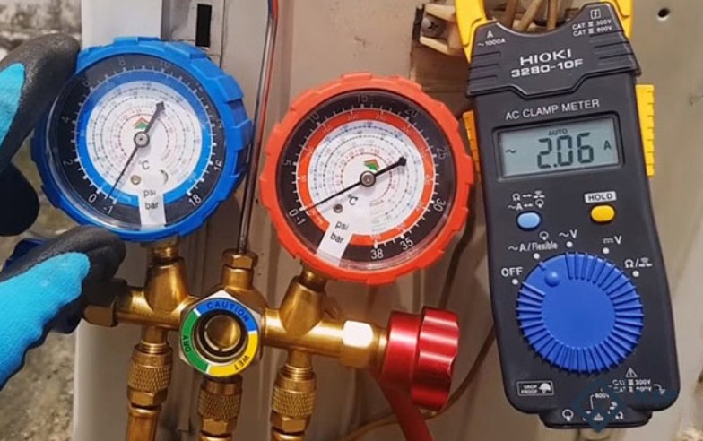 đo gas máy lạnh bằng thiết bị chuyên dụng
